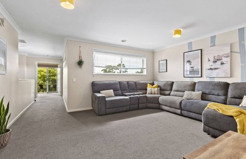 Curlewis House | Creekside Curlewis- Family holiday house for 12. Wineries, Beaches, Parks