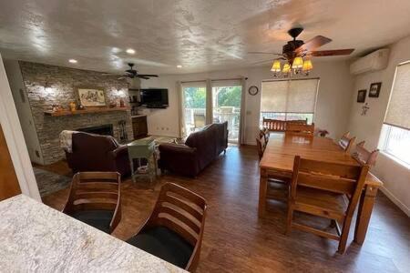 Oakhurst House | Creekside Dream Game Room Sleeps 12 bbq near town