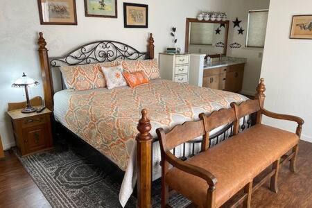 Oakhurst House | Creekside Dream Game Room Sleeps 12 bbq near town