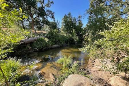 Oakhurst House | Creekside Dream Game Room Sleeps 12 bbq near town