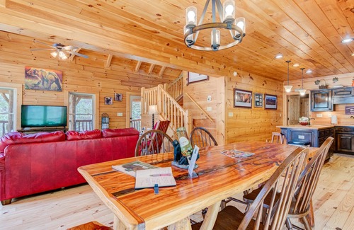 Black Mountain Cabin | CREEKSIDE LOG HOME: NEXT TO CREEK/CLOSE TO TOWN/HOT TUB/TRAILS/PETS OK