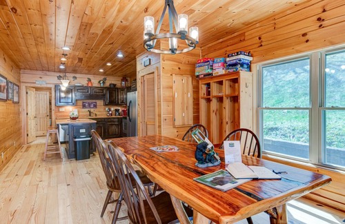 Black Mountain Cabin | CREEKSIDE LOG HOME: NEXT TO CREEK/CLOSE TO TOWN/HOT TUB/TRAILS/PETS OK