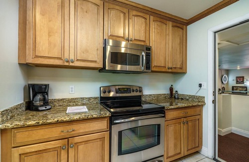 Groveland House | Creme de la Creme 1 - Pet Friendly Near Dunn Court Beach by Yosemite Region Resorts