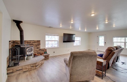 Crescent City North House | Crescent City Home with Hot Tub Half-Block to Beach