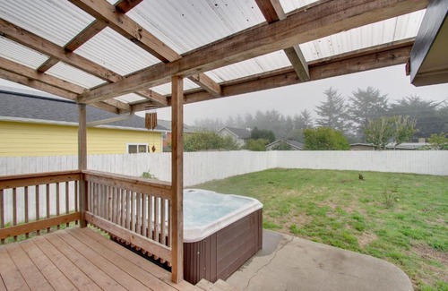 Crescent City North House | Crescent City Home with Hot Tub Half-Block to Beach