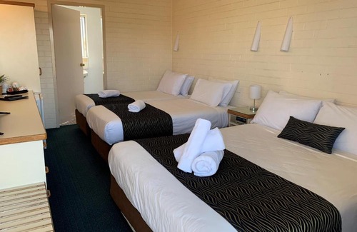 Queanbeyan Hotel | Crest Motor Inn