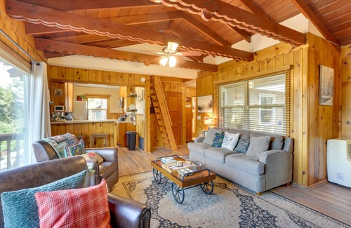Crestline Cabin | Crestline Cabin: Close to Lake Arrowhead & Skiing