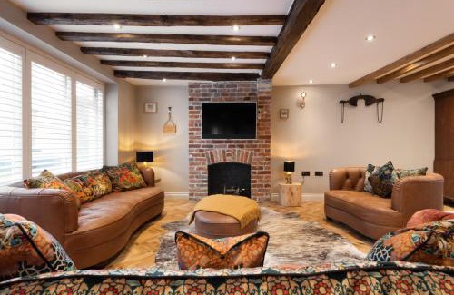 Canterbury House | Crippens, Beams, Attention to Detail , Historic very Central Free Parking & EV