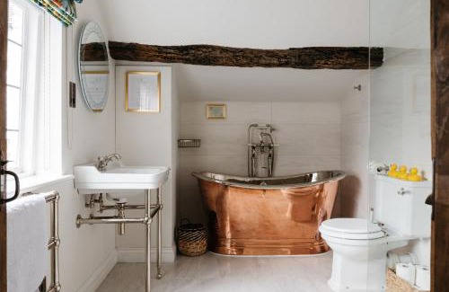 Canterbury House | Crippens, Beams, Attention to Detail , Historic very Central Free Parking & EV