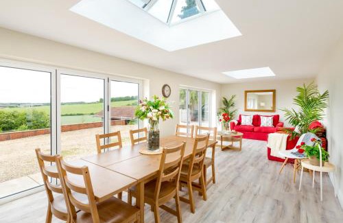 Winterbourne Earls House | Croft House Sleeps 14 ꕤ Country Views nr Salisbury