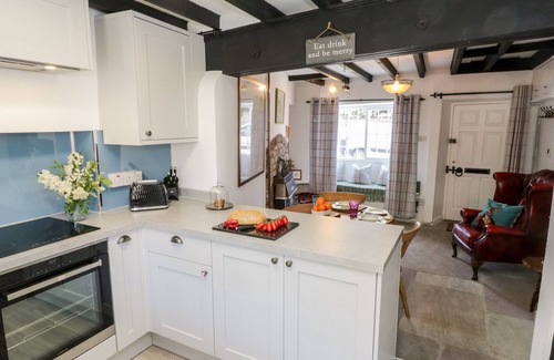 Kirkbymoorside Cottage | CROOKED COTTAGE, pet friendly, with open fire in Kirkbymoorside