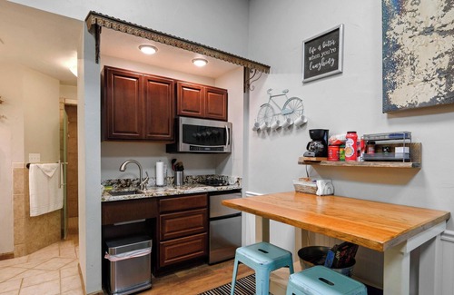 Carthage Apartment | Crossroads Studio: Steps Away from Historic Rt. 66 and Carthage Square