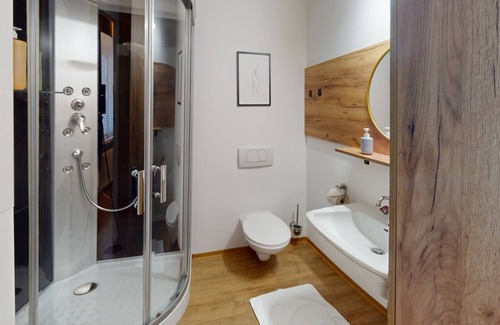 Dornbirn Apartment | Crown Studio Dornbirn - Terrasse - Parkplatz