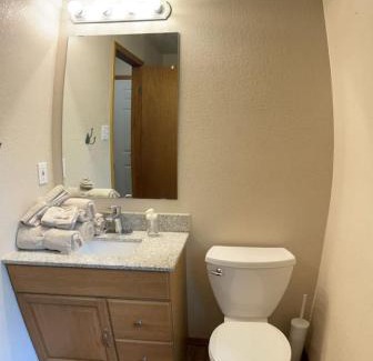 Crowsnest Pass House | Crowsnest River Chalet - Wolfs Den