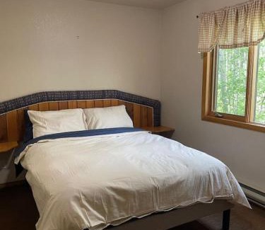 Crowsnest Pass House | Crowsnest River Chalet - Wolfs Den