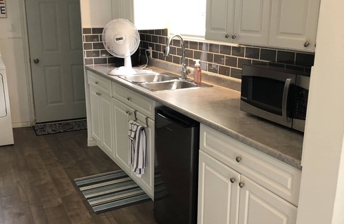 Crystal Beach House | Crystal Cambridge Cottage - 5 min walk to the beach & local eateries!