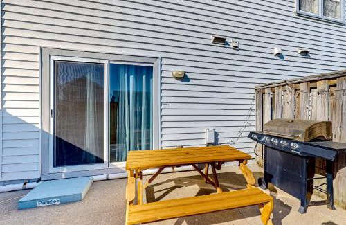 Atlantic Beach Apartment | Crystal Coast Charmer