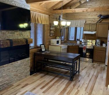 Thompsonville House | Crystal Mountain Cabin-Shuttle Pass Included!