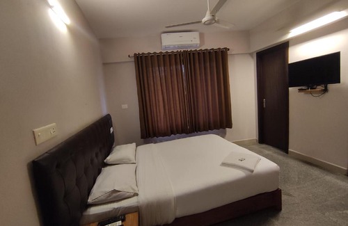 Kakkanad Hotel | Crystal Residency