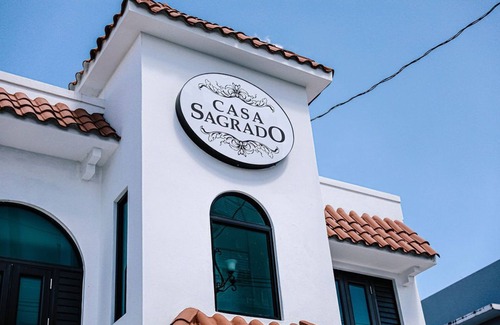 Sagrado Corazon Apartment | CS8- Impressive Original Colonial Architecture w/King Bed & Parking