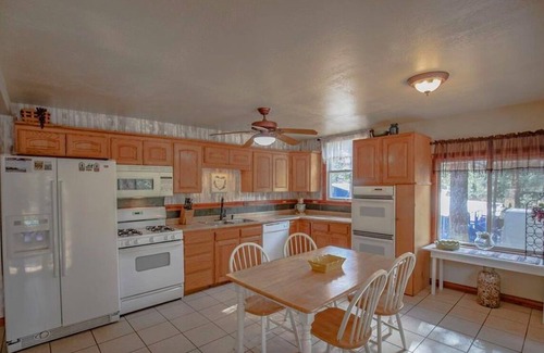 Cloudcroft House | Cue the Elk Lodge - Great for Large Groups - Fenced Yard Bring Your Dogs!