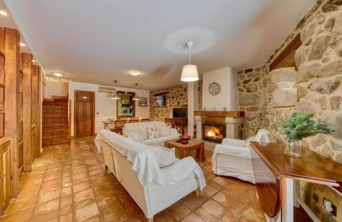 Piedralaves House | Cuesta Del Reloj