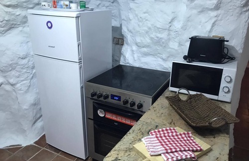 Baza House | Cueva de Ryder Loco, cave house with jacuzzi & wifi