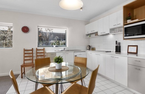 Lorne Apartment | Cumberland Resort Lorne private Apartment near beach, pool, spa, tennis, shops