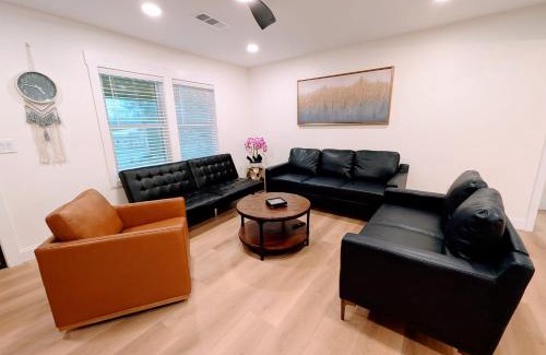 Mount Berry House | Custom Design Kitchen King Beds Laundry Large TVs