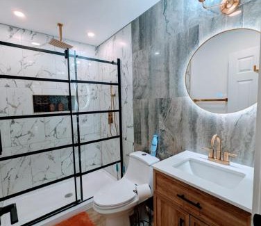 Mount Berry House | Custom Design Kitchen King Beds Laundry Large TVs
