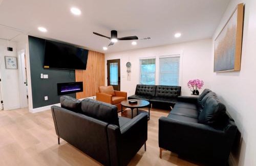 Mount Berry House | Custom Design Kitchen King Beds Laundry Large TVs