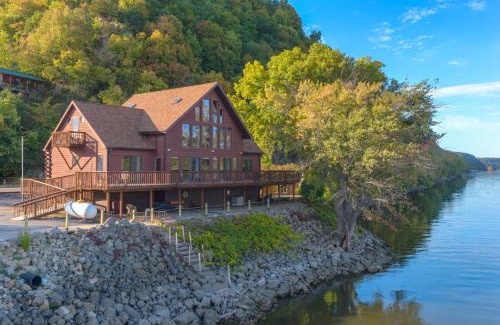 Marquette House | Custom Waterfront Lodge, 4 bed, 4 Bath, Sleeps 12!