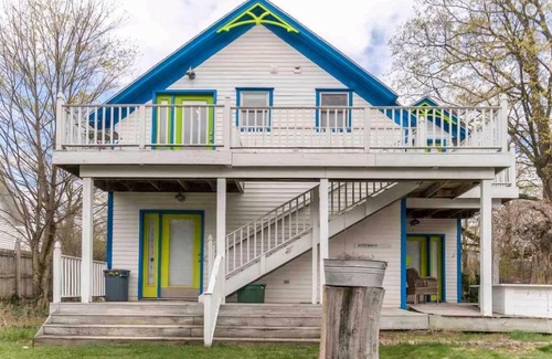Benzonia Apartment | Cute & Artsy Condo 1mi from Crystal lake, & 7mi from Frankfort