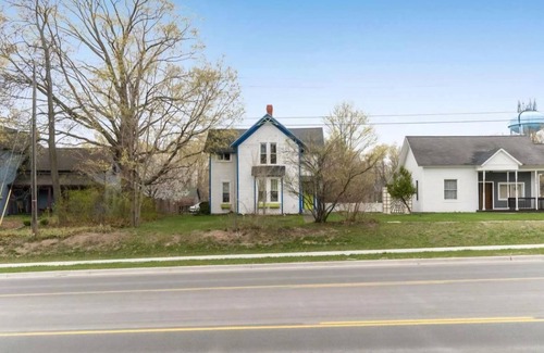 Benzonia Apartment | Cute & Artsy Condo 1mi from Crystal lake, & 7mi from Frankfort