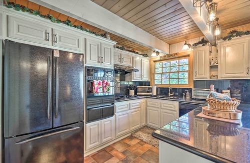 Cedar Glen Cabin | Cute Cabin + Deck < 2 Mi to Lake Arrowhead Village