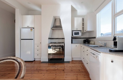 South Launceston House | Cute & Comfortable Cottage: Near City with Parking