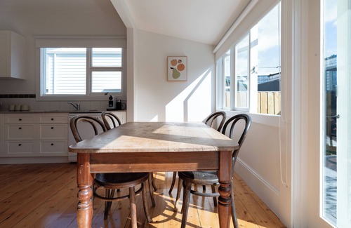 South Launceston House | Cute & Comfortable Cottage: Near City with Parking