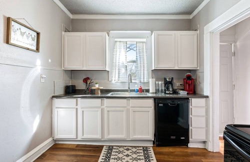 Waco Cottage | Cute Cottage close in Downtown Waco close to Magnolia, Baylor Uni., Cameron Park
