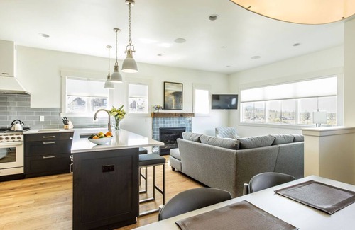 Bend House | Cute COTTAGE for family fun ~ hot tub + firepit ~ near park ~ resort pool ~ BEND