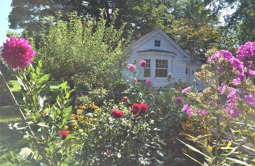 Woodbridge Cottage | Cute country cottage for getaway stay