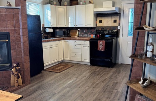 Emmett House | Cute & Cozy home walking distance to downtown