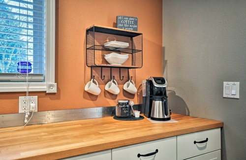 Boring House | Cute & Cozy PDX Area Townhouse: 31 Mi to Mt. Hood!