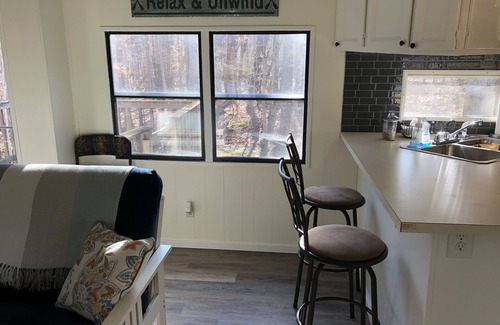 Bullock Cottage | Cute Lakefront Cottage