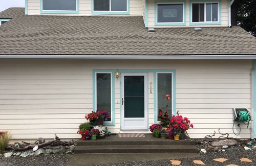 Harbor House | Cute Ocean Peak, 2Bed/2Bath 1100 sq. ft. beach house, two blocks to the beach!