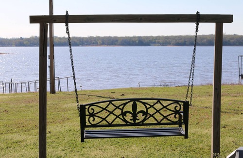 Shawnee House | Cute Twin Lakes house w/huge deck,beach,ramp&dock, sleeps10- only 30 min to OKC