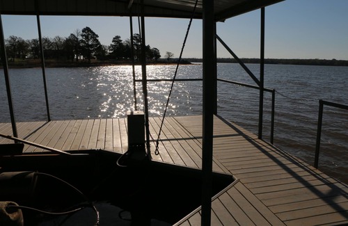 Shawnee House | Cute Twin Lakes house w/huge deck,beach,ramp&dock, sleeps10- only 30 min to OKC