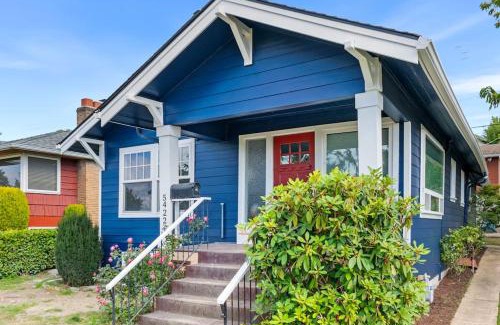 Fairmount Park House | Cute West Seattle Home w Firepit