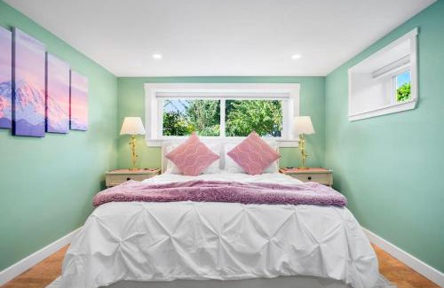 Fairmount Park House | Cute West Seattle Home w Firepit
