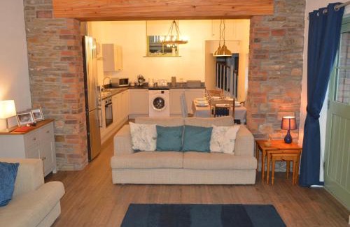 Mawr House | Cwrt y Wennol