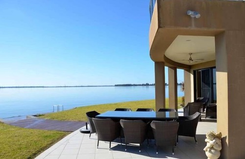 Mulwala House | Cypress House directly on Lake Mulwala